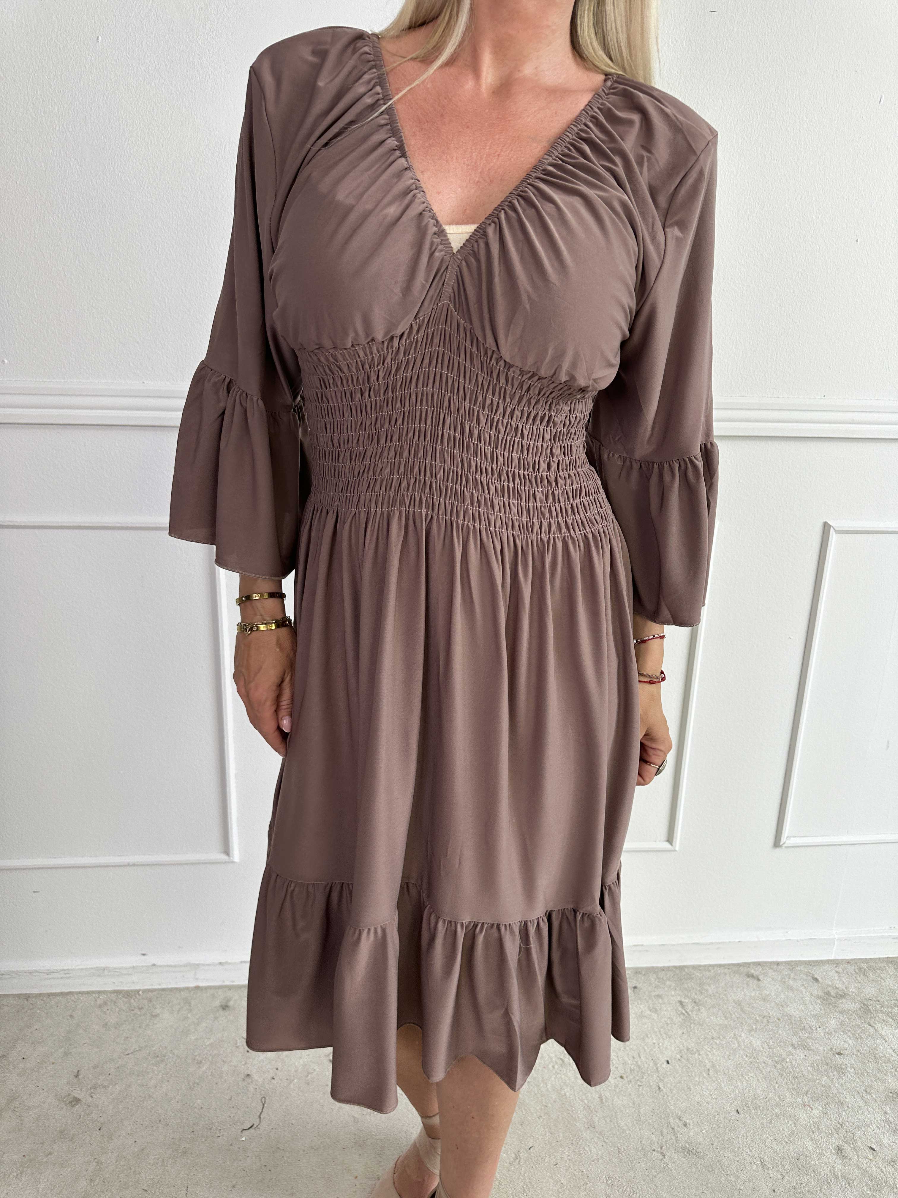 Flora Plain - Elastisk ensfarvet kjole med smock og flæse på ærmet